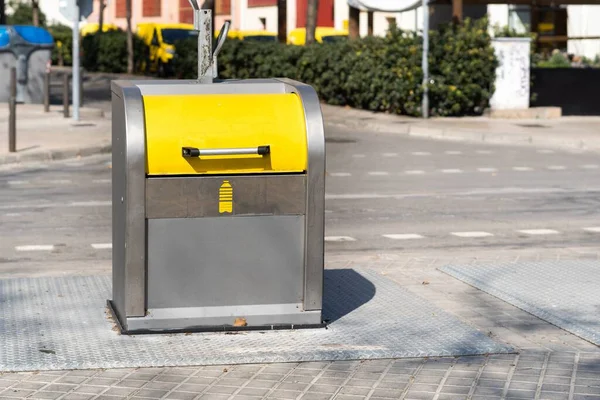 Желтый Мусорный Контейнер Городской Улице Призывающий Людей Сбрасывать Пластиковые Отходы — стоковое фото
