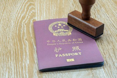 Tahta masadaki Çin pasaportu, yaklaşan bir geziyi ve cumhuriyetin kimlik kartını simgeliyor..