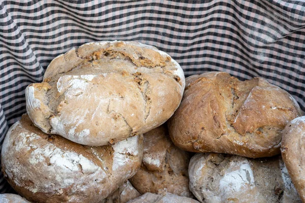 Kosz Świeżo Upieczonego Rzemieślniczego Chleba Zakwasionego Znajduje Się Widoku Pod — Zdjęcie stockowe