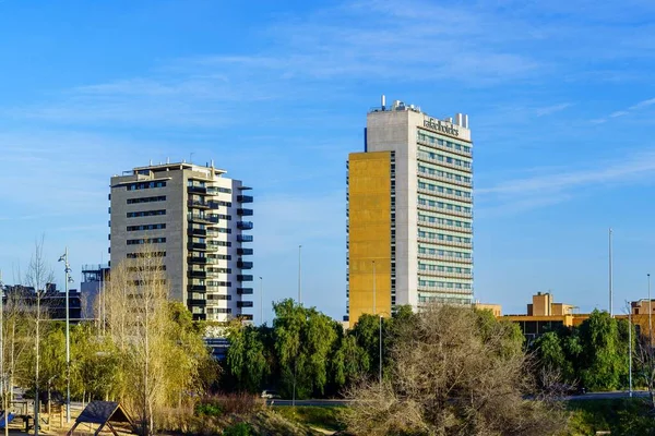 스페인의 바달로나 2023 2023 하늘을 배경으로 블록이 뒤섞여 스페인의 바달로나 — 스톡 사진