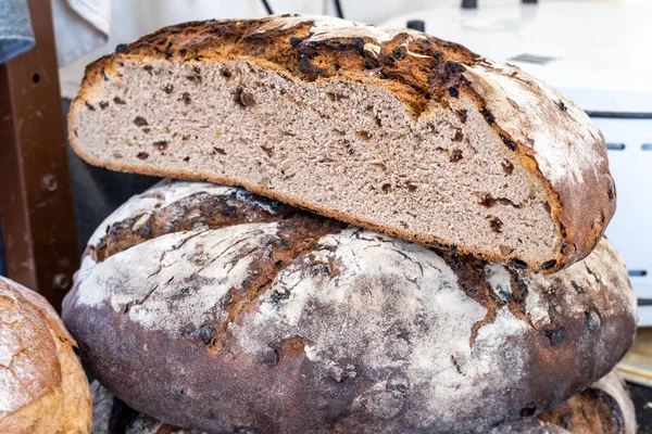Zbliżenie Świeżo Upieczonego Pełnoziarnistego Bochenka Chleba Zakwaśnego Lokalnym Rynku Zdrowe — Zdjęcie stockowe