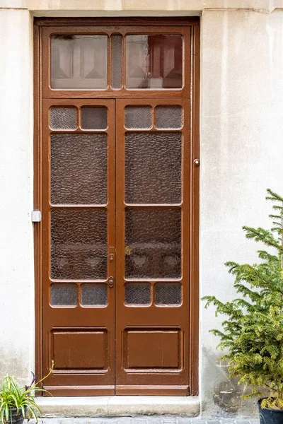 Яскравий Середземноморський Будинок Житловому Районі Іспанії Закритий Дерев Яними Вікнами — стокове фото