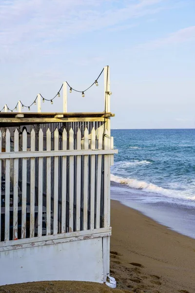 Oszałamiająca Scena Plaży Białym Płotem Rozciągającym Się Horyzontu Nad Czystą — Zdjęcie stockowe