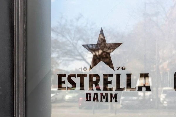 Badalona España Marzo 2023 Estrella Damm Una Cerveza Estilo Pilsener — Foto de Stock