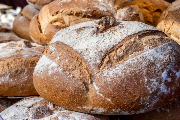 Zbliżenie Świeżo Upieczonego Bochenka Pełnoziarnistego Chleba Żytniego Lokalnego Sklepu Jego — Zdjęcie stockowe
