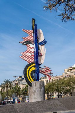 Barselona, İspanya-5 Nisan 2023. La Cabeza de Barcelona, Amerikalı grafik sanatçısı Roy Lichtenstein tarafından yapılan bir heykeldir..