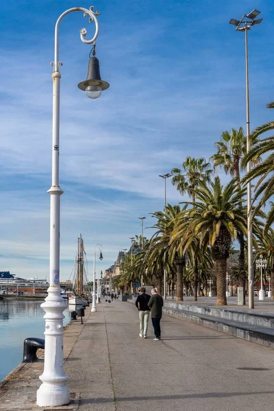 Barcelona Hiszpania Kwietnia 2023 Spokojna Scena Żaglówek Płynących Porcie Odbiciami — Zdjęcie stockowe