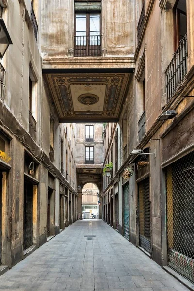 2023年4月24日スペイン バルセロナ 美しい建築の狭い路地であるバルセロナのゴシック地区を探索することは パサージュ パスを通り アーチを作り 視点を減少させます — ストック写真