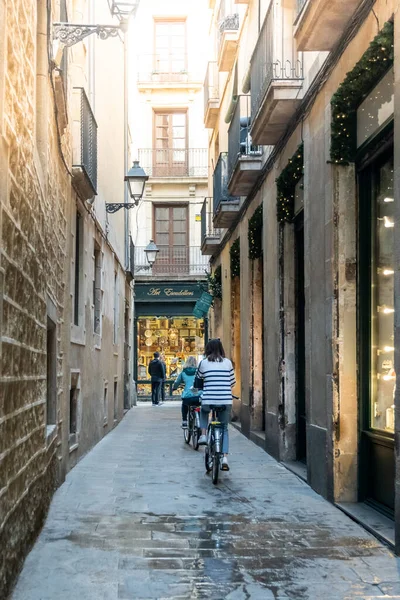 Barcelona España Abril 2023 Dos Mujeres Viajan Bicicleta Por Estrecho — Foto de Stock