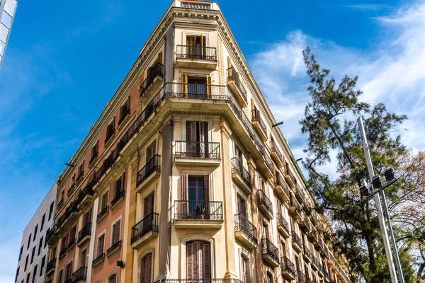 スペイン バルセロナの集合住宅 印象的なファサードと周辺の住宅街と美しいアールヌーボー様式の建物 青い空は雲に対する壮大な塔を強調しています — ストック写真