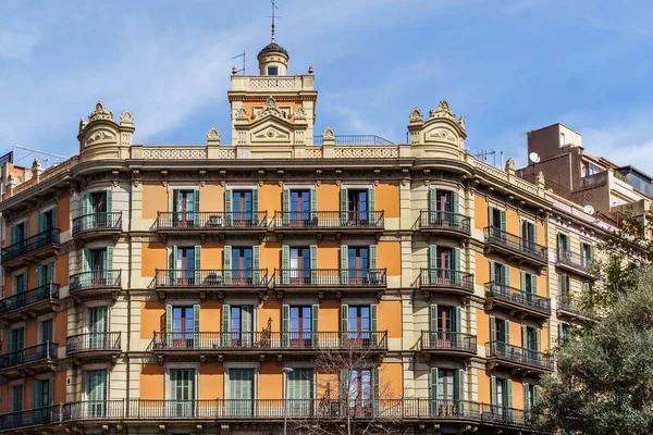 Låg Vinkel Utsikt Över Modernistisk Byggnad Barcelona Spanien Med Sina — Stockfoto