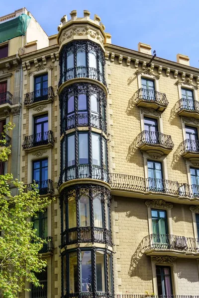 Fantastisk Låg Vinkel Utsikt Över Modernistisk Byggnad Barcelonas Bostadsområde Visar — Stockfoto