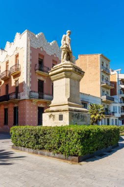 Ramblas, Badalona, İspanya modernist binalar ve Roca i P. Seafront gezinti güvertesi heykeli..