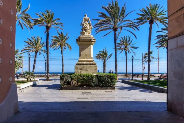 Ramblas, Badalona, İspanya modernist binalar ve Roca i P. Seafront gezinti güvertesi heykeli..