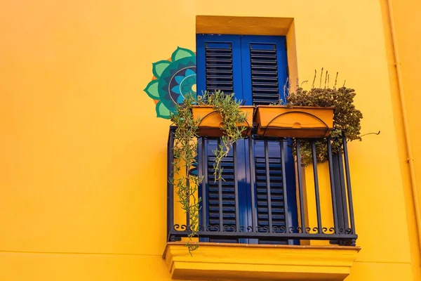 Casa Con Exterior Amarillo Brillante Ventanas Azules Balcón Adornado Con — Foto de Stock