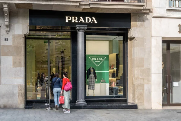 2023年4月29日 西班牙巴塞罗那 普拉达 意大利时装店 由Mario Prada于1913年创立 名为Fratelli Prada 入口门上的标志 — 图库照片