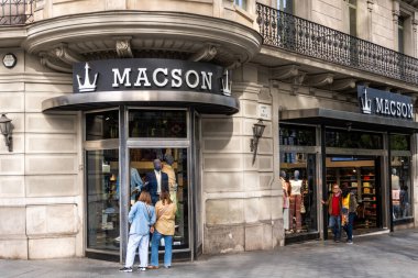 Barselona, İspanya-29 Nisan 2023. Macson, İspanyol giyim mağazası zinciri Domingo Obradors tarafından kuruldu. Ön kapıda logo var.