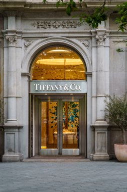 Barselona, İspanya-29 Nisan 2023. Tiffany and Co, Amerikan mücevher ve sofra takımı şirketi, Charles Lewis Tiffany tarafından kuruldu. Girişteki logo.