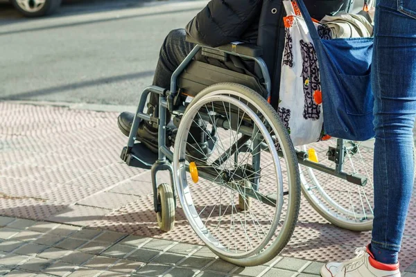Usuário Cadeira Rodas Rua Cidade Com Equipamentos Médicos — Fotografia de Stock