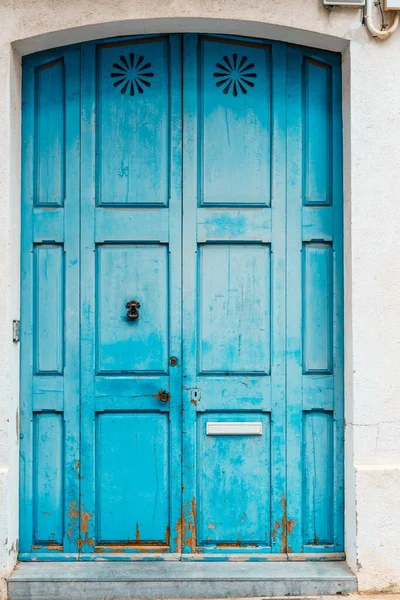 Старий Бірюзово Блакитний Будинок Закритими Дерев Яними Вхідними Дверима — стокове фото