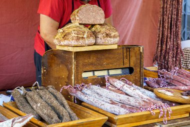 Bir markette satılık salam ve domuz sosisi.