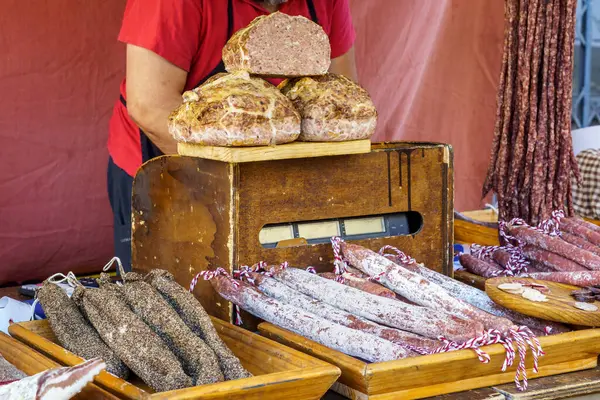 Salchichón Embutidos Cerdo Venta Puesto Mercado — Foto de Stock