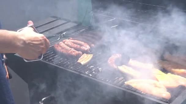 Hombre Asando Carne Una Barbacoa Aire Libre Tiempo Libre Con — Vídeo de stock