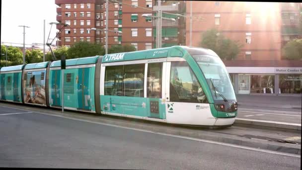 2023年6月2日スペイン バダロナ トラムは スペインのバルセロナ首都圏で運行されているトランボックス アンド トラムウェイネットワークの運営者です — ストック動画