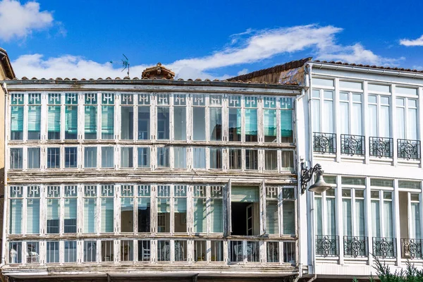 建物の外観 雲と青空を背景に木製の窓のある家 Aguilar Campoo パレンシア スペイン — ストック写真
