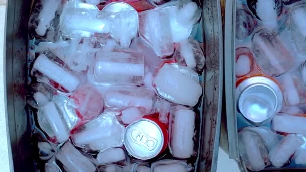 Kbelík Plechovkami Limonády Obklopený Kostkami Ledu Osvěžující Nápoj Pro Boj — Stock video