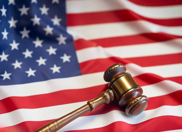 美利坚合众国的国旗 上面有法官的长矛 司法和秩序的概念 — 图库照片