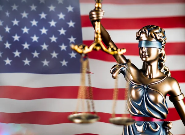レディース ジャスティスの像を持つアメリカ合衆国の国旗 正義と秩序の概念 — ストック写真