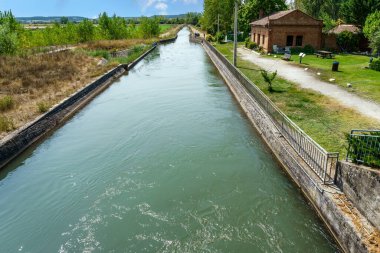 Herrera de Pisuerga 'daki Pisuerga Nehri' ndeki La Mancha Kanalı, İspanya.