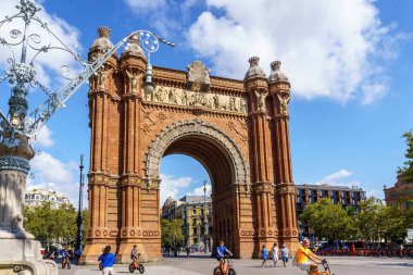 Barselona, İspanya-13 Temmuz 2023. Arc de Triomf, İspanya, Barcelona 'daki anıt. 1888 'de Jos Vilaseca tarafından Barcelona Evrensel Sergisi' nin ana girişi olarak tasarlandı.