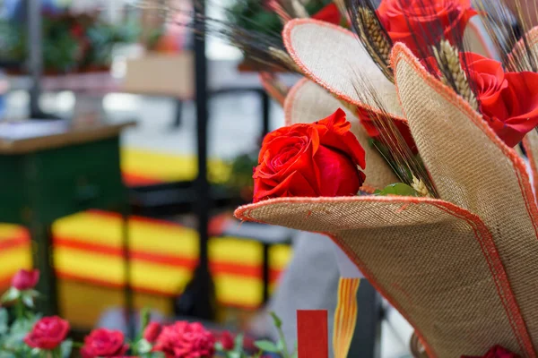 Красная Роза Колосьем Пшеницы Праздник Сант Апреля Каталонии Испания — стоковое фото