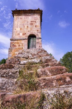 Palencia, İspanya-12 Ağustos 2021. Justo ve Pastor Kilisesi İspanya 'nın Palencia eyaletinin Aguilar de Campoo belediyesine bağlı Olleros de Pisuerga' da bulunan bir mağara inzivası..