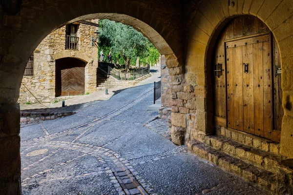 Alquzar, İspanya 'nın Aragon özerk bölgesinde, Huesca ilinin Somontano de Barbastro bölgesine bağlı belediyesi. Sierra 'nın doğal parkı ve Guara Kanyonları