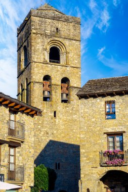 Huesca, İspanya-20 Ağustos 2023. Ansa, İspanya 'nın Aragon Özerk Topluluğu, Sobrarbe eyaletinin Huesca ilçesine bağlı Pyrenean köyü. Santa Maria Koleji Kilisesi, Romanesk.