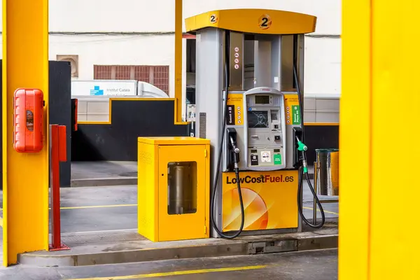 西班牙巴塞罗那 2023年4月11日 汽车燃料供应的细节 燃料费用增加的概念 — 图库照片