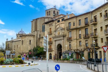 Lleida, İspanya - 23 Ağustos 2023. İspanya, Lleida, Solsona belediyesine girişin panoramik görüntüsü. Santa Maria Katedrali