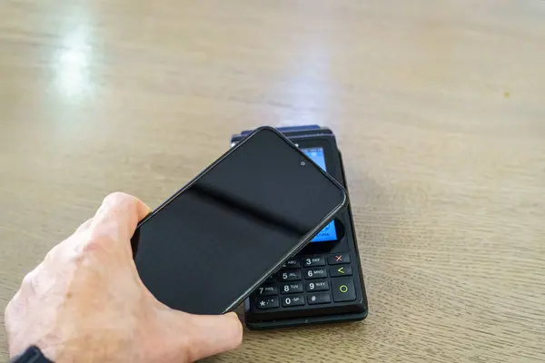 Bezdotykowa Płatność Pomocą Smartfona Płatność Pomocą Technologii Nfc Terminalu Płatniczym — Zdjęcie stockowe