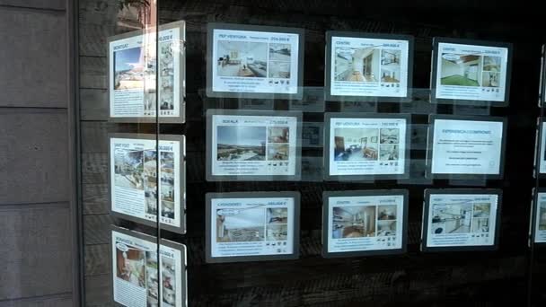 Барселона Испания Сентября 2023 Года Витрина Агентства Недвижимости Объявлениями Продаже — стоковое видео