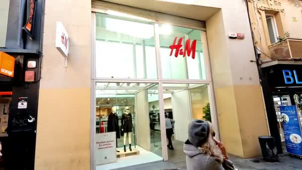 Barcelona Spain November 2023 Hennes Mauritz Simply Swedish Multinational Clothing — Stock Video