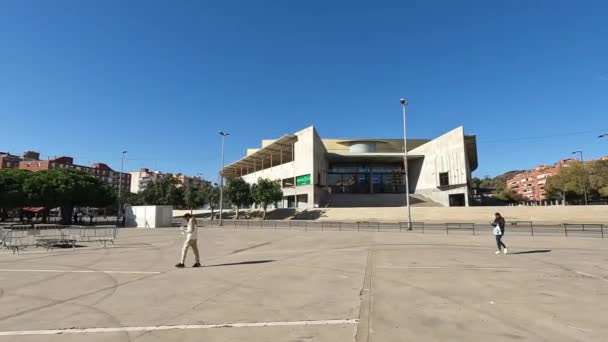 バダロナ スペイン 2023年12月4日 バダロナのオリンピック パビリオン パラオ オルポニック クラブ ジヴェントート バダロナがホームゲームをプレイするバスケットボールゲームに特化したスポーツ施設 — ストック動画