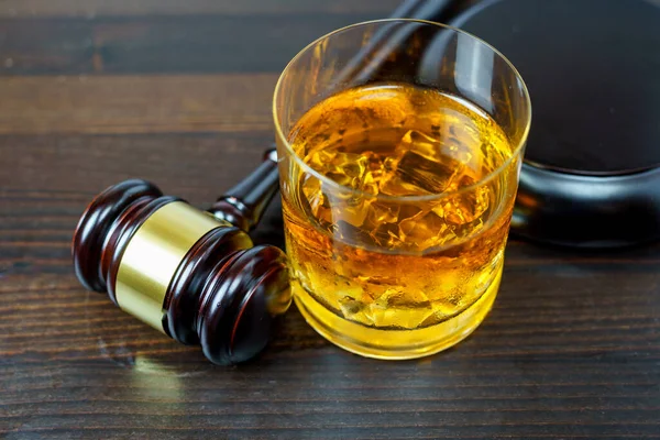 Δικαστής Gavel Και Ουίσκι Αλκοόλ Και Εγκλήματα Έννοια — Φωτογραφία Αρχείου