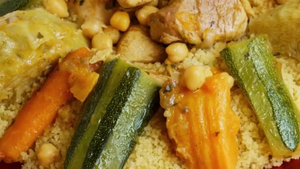 おいしい食べ物を見る 肉と野菜 キャベツ ニンジン ズッキーニと伝統的なモロッコのクスクス — ストック動画