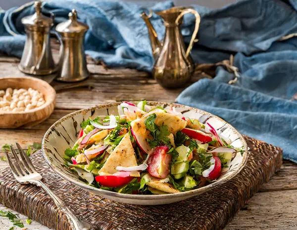 Fettiger Frischer Und Bunter Libanesischer Salat Mit Knusprigem Pita Brot lizenzfreie Stockbilder