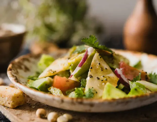 신선하고 다채로운 레바논 샐러드와 크리스피 스톡 사진