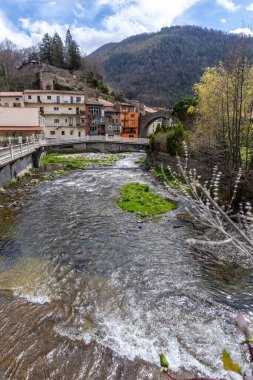 River Ter, İspanya 'nın Girona kentindeki Camprodon kasabasının önünden geçerken,.