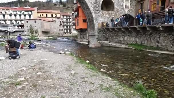 ジローナ スペイン 2024年3月29日 テル川は古代の石橋で中世の村を通り抜ける ジローナ スペイン — ストック動画